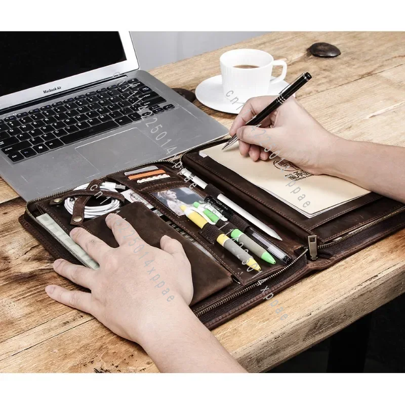 Tech Accessories Tablet - กระเป๋าเก็บแท็บเล็ตหนังเสริมสำหรับไอแพดพร้อมช่องใส่ปากกา สายดาต้า อุปกรณ์จัดระเบียบโทรศัพท์